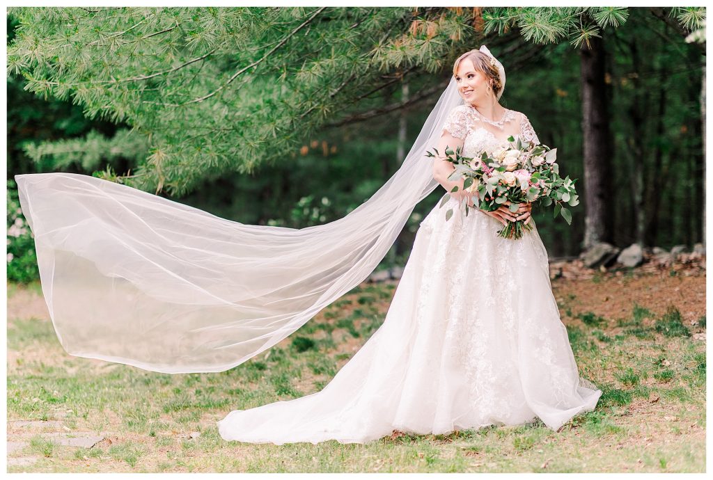 Wooded bride with a long veil 
